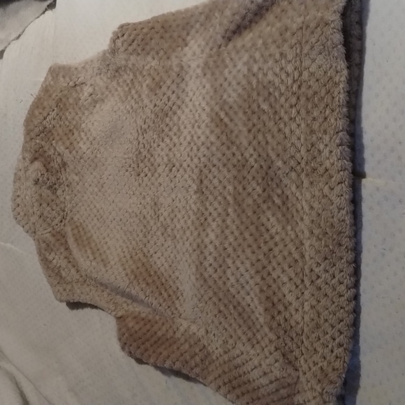 Calvin Klein tan fuzzy vest - Picture 6 of 7